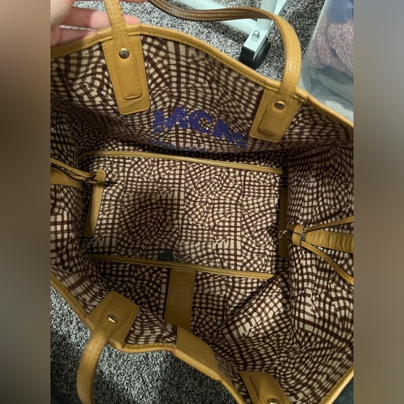 MCM Large Reversible Liz Shopper in Visetos - Picture 14 of 17